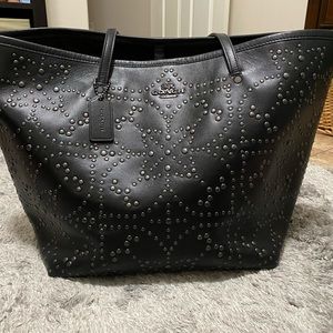 LARGE TOTE MINI STUDDED LEATHER (COACH F35163)
